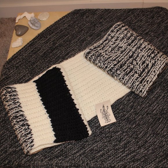 HM Nepali B&W Merino "Ivy League" Infinity Scarf - Picture 2 of 5